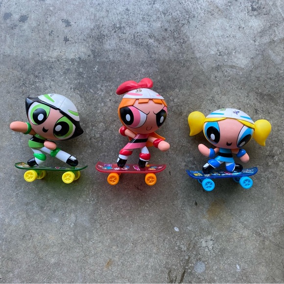Complete, pre-owned set. Includes PVC figures of all three Powerpuff Girls - Picture 1 of 9